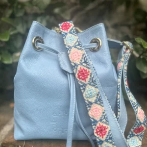 Bolso Bucket Juliana de Piel – AZUL CIELO + CRUDO