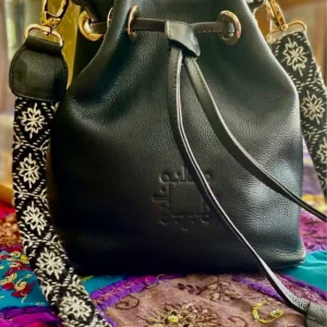 Bolso Bucket Juliana de Piel – NEGRA + NEGRA