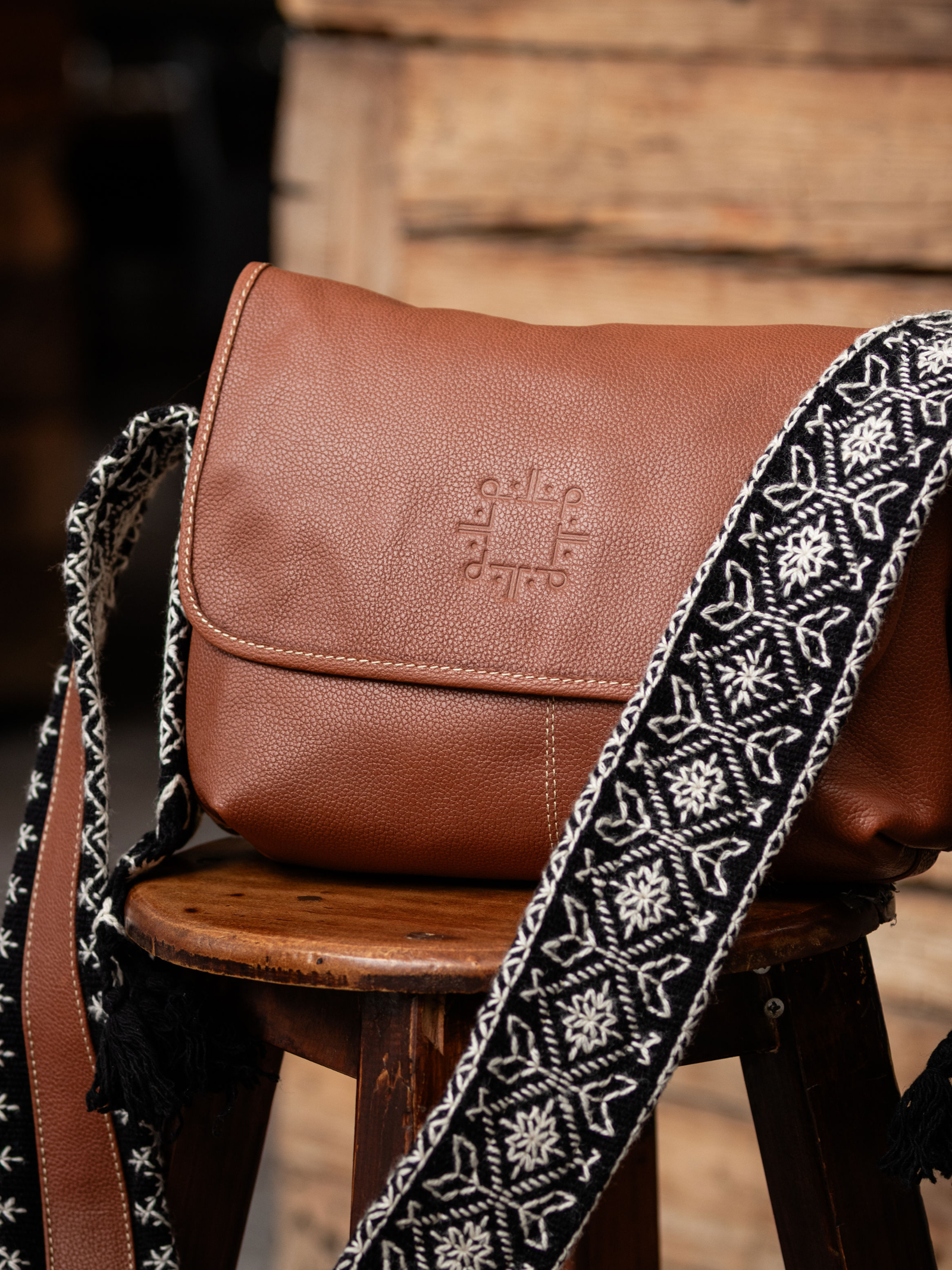 Bolso Crossbody Simona de Piel – CAMEL + NEGRA